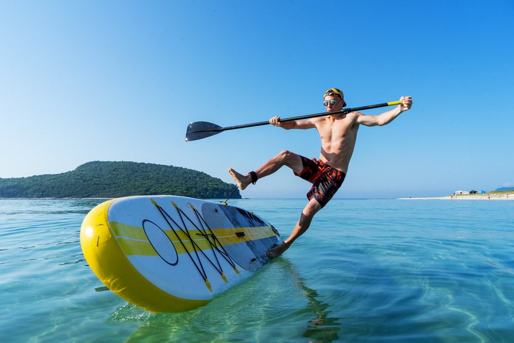 falling_off_inflatable_Paddle_board_in_calm_water