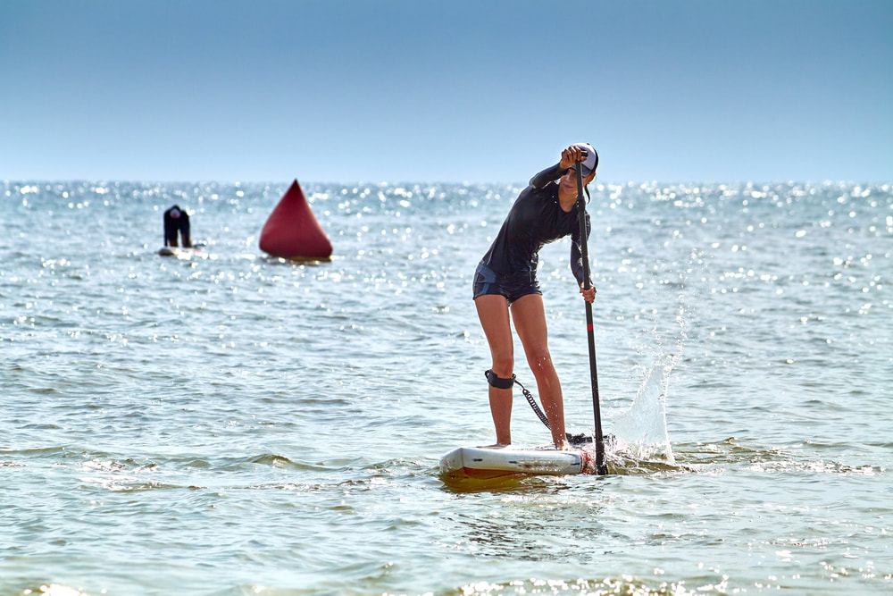 fit_woman_paddle_board